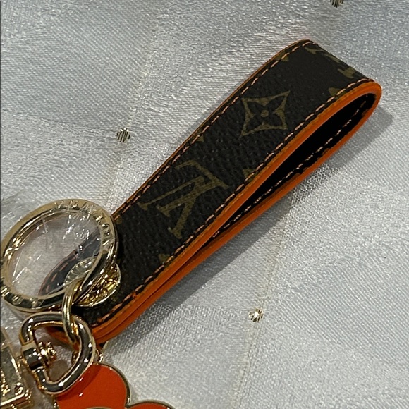 V KEY CHAIN - Picture 4 of 6